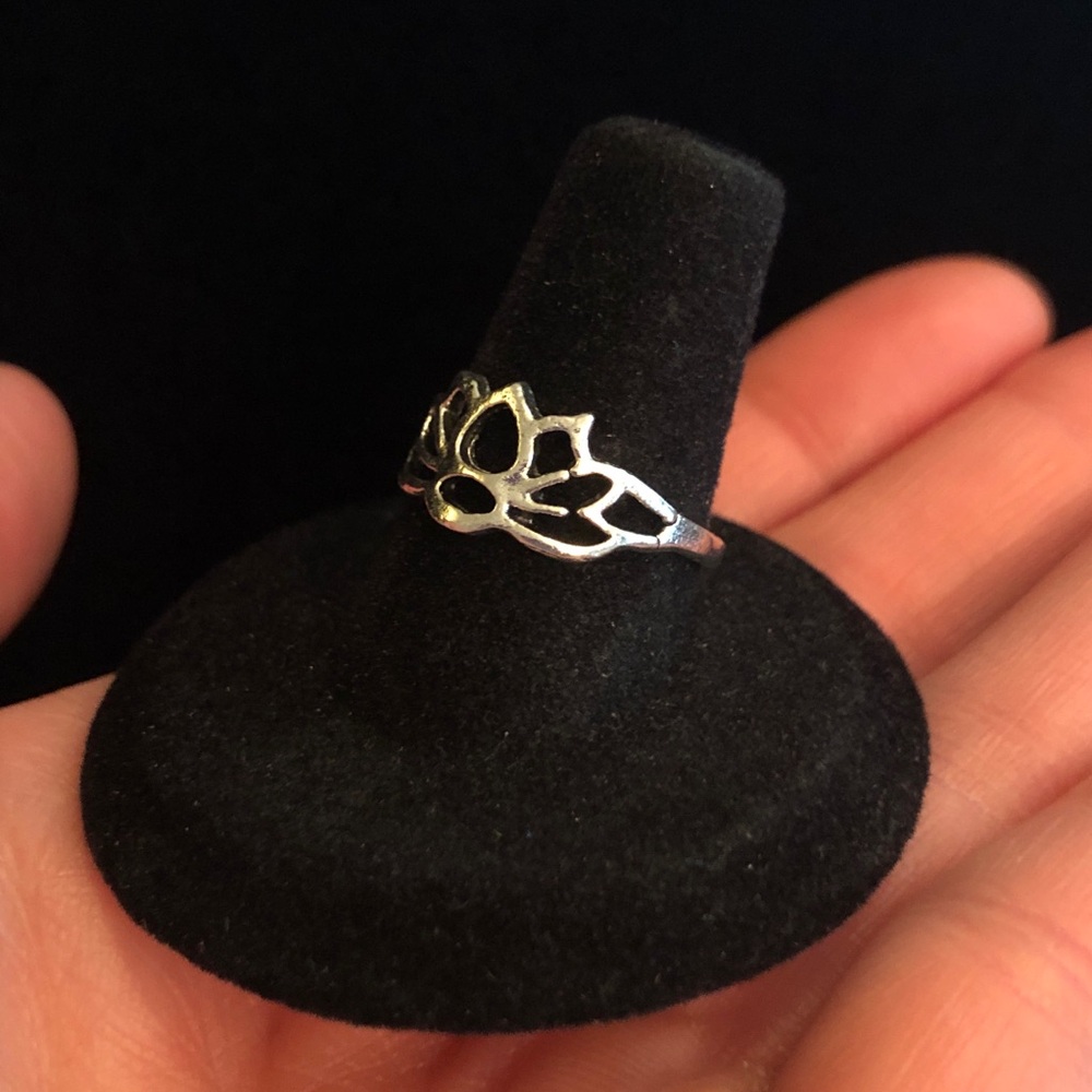 Elegant Silver Lotus Ring - Picture 4 of 6